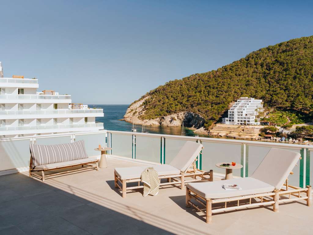 Champagne Cruises in Cala Llonga photo 3