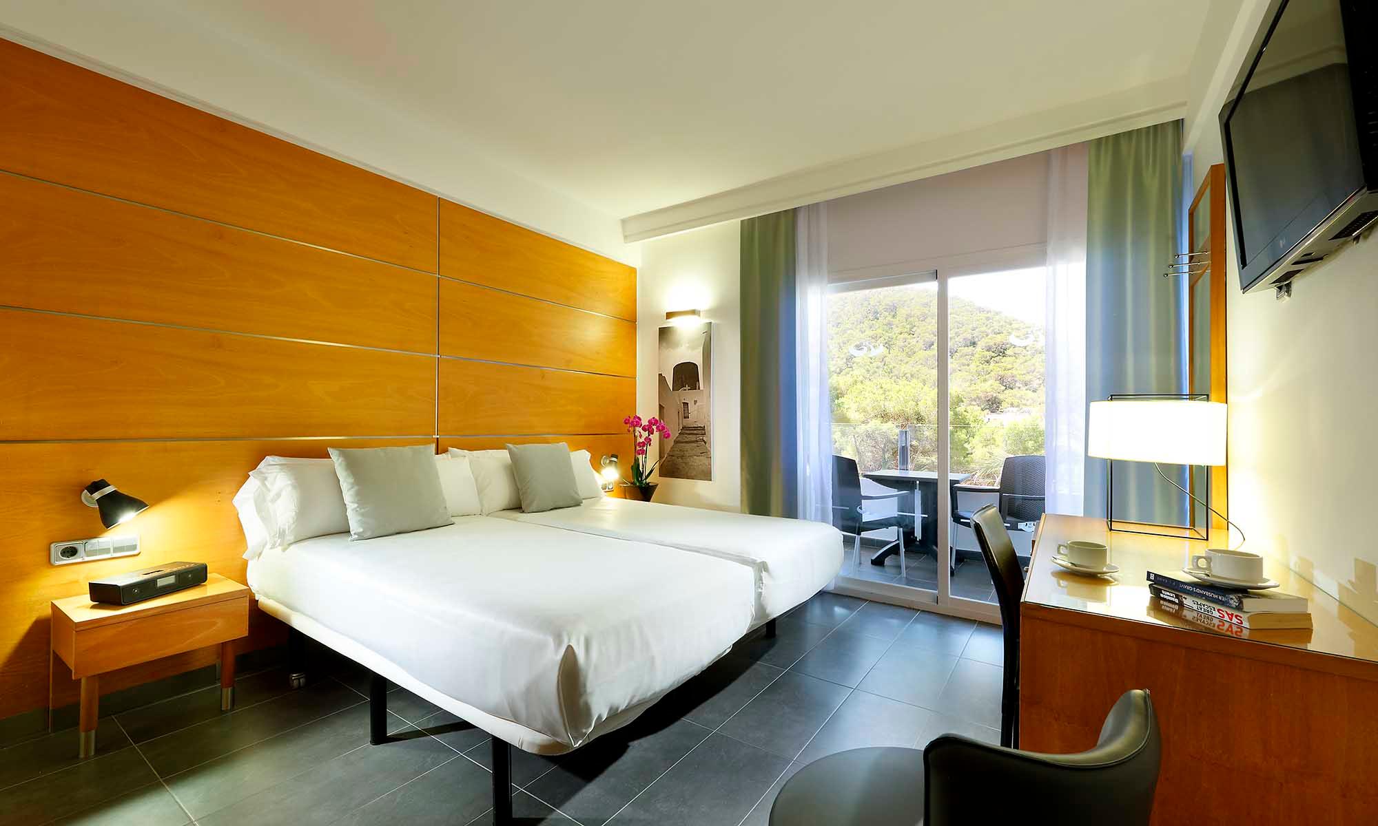 Beach Club & Bali Beds in Cala Llonga photo 4