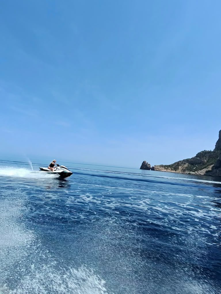 Flyboarding in Cala Bassa photo 2