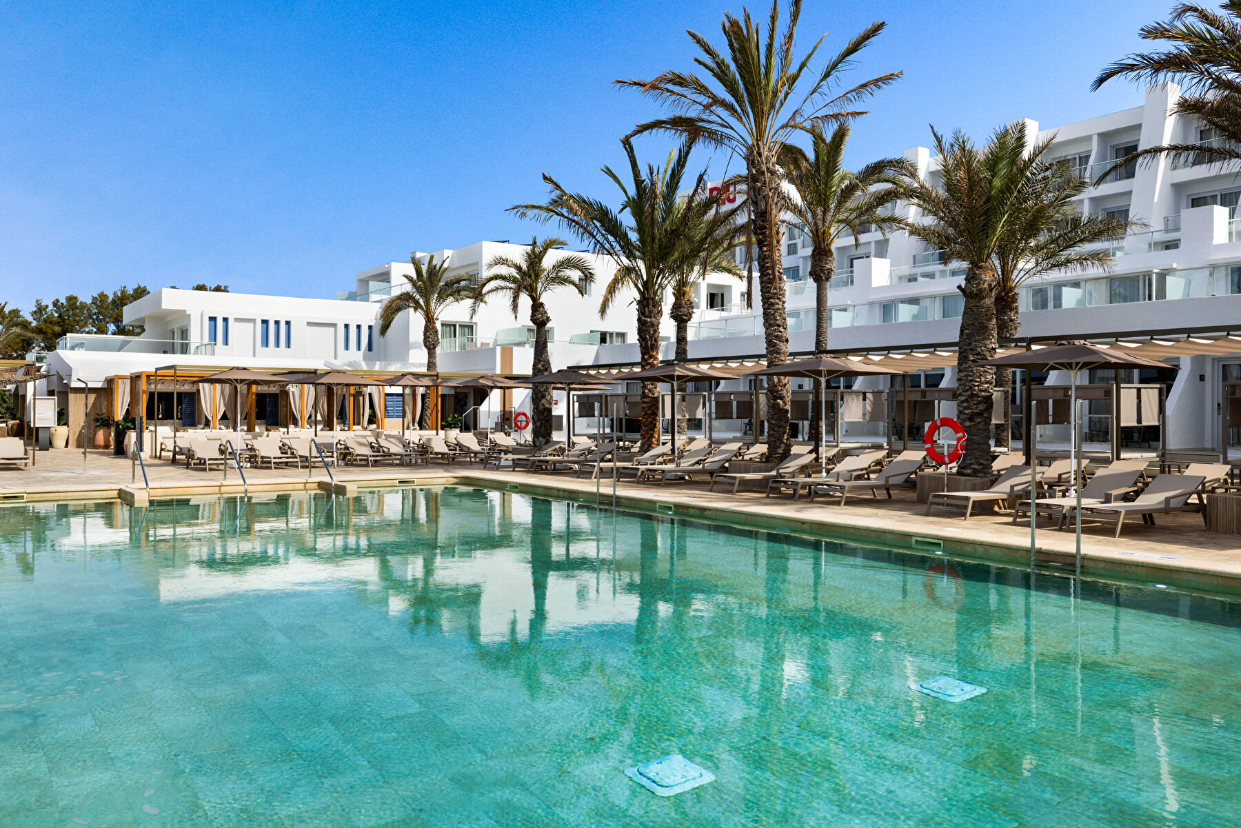 Beach Club & Bali Beds in El Pilar de la Mola
