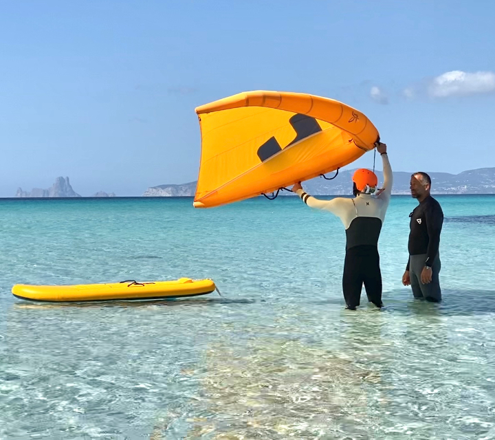 Kitesurfing in Cala Llenya