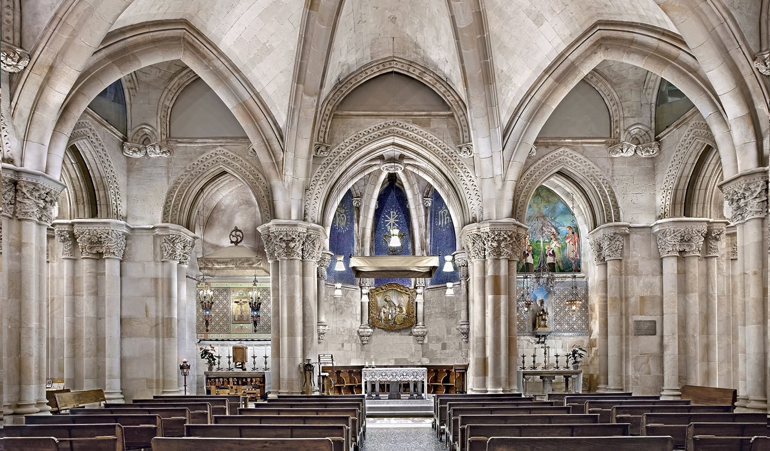 Parroquia Sagrada Familia de Barcelona y Cripta