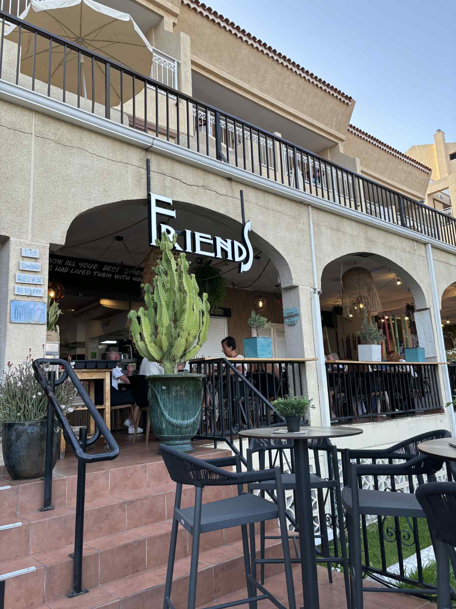 Friends Lounge Bar & Restaurant