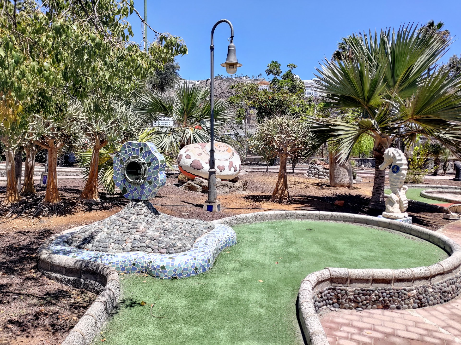 Mini Golf Las Caracolas - trae tu propio putter y pelota de golf