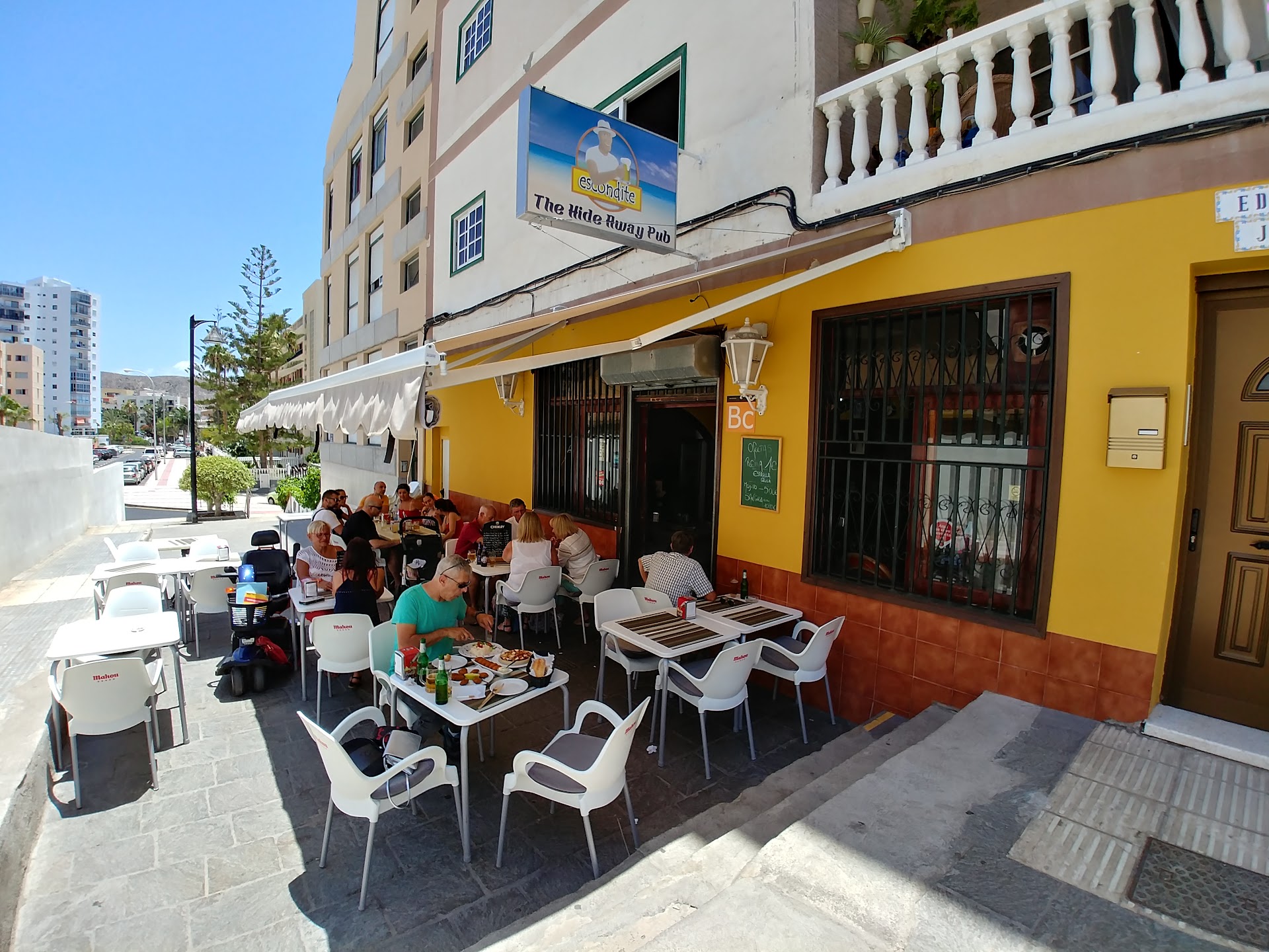 El Escondite - Hide Away Pub