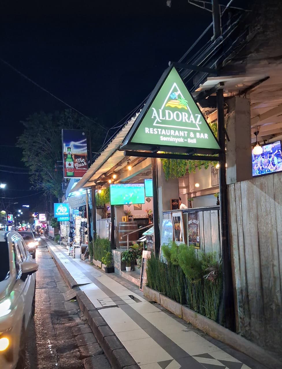 Aldoraz Restaurant & Bar